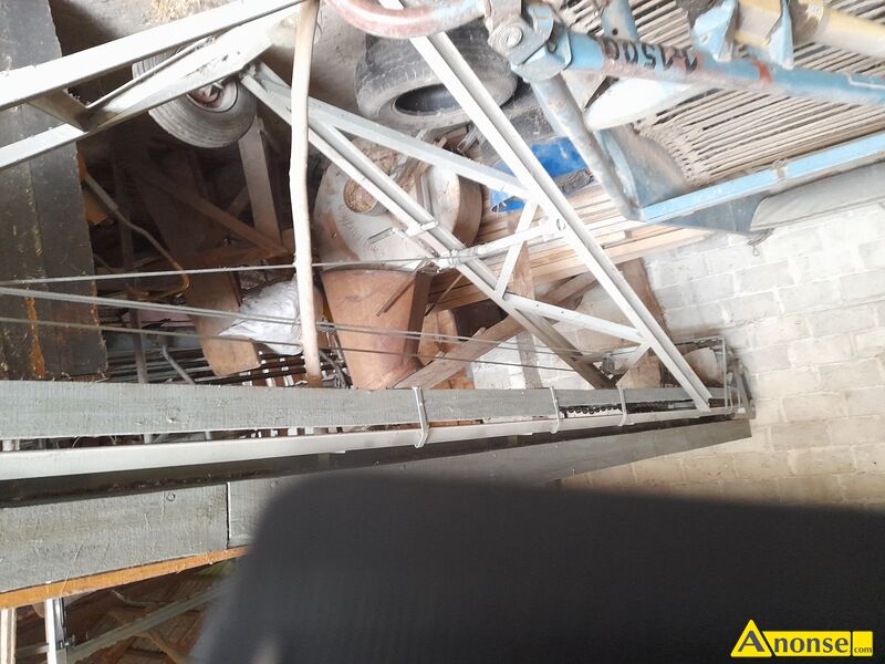 TA�MOCI�G  opis dodatkowy:  sprzedam ta�moci�g �a�cuchowy z �opatkami o d�ugo�ci 8,5 metra .Wysoko�� podnoszenia regulowana korbk� na wielokr��ku od 1 m do 5 metr�w .Ma�o u�ywany do za�adunku jab�ek przemys�owych na samoch�d dwa sezony . .Sprzedaj� z powodu likwidacji starego nieowocuj�cego sadu .Polecam do u�ywania w innych celach przenoszenie kostek siana ,s�omy z przyczepy do zapola stodo�y ,do za�adunku obornika na rozrzutnik , jab�ek na skupie owoc�w i t d .Stan bardzo dobry zrobiony dla siebie z my�l� o dalszym gospodarowaniu .Cena 3199 z� do uzgodnienia . Polecam inne maszyny na innych og�oszeniach .Sprzedaj� z powodu likwidacji gospodarstwa . Polecam do dalszego u�ytkowania . kontakt 511-376-460