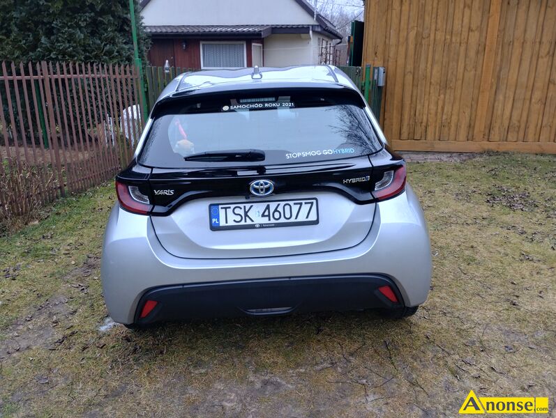 TOYOTA  YARIS, 2022r., 1.500cm<sup>3</sup>, 66.000, srebrny, metalik bezpiecze�stwo: system kontroli trakcji, poduszki powietrzne, ASR, immobiliser, ABS komfort: elektryczne lusterka, regulacja �wiate�, klimatyzacja automatyczna, elektryczne wsp. kierownicy, centralny zamek, komputer pok�adowy, elektryczne szyby, automatyczna skrz. bieg�w wygl�d: halogeny informacje dodatkowe: z salonu, serwisowany, liczba drzwi, ksi��ka serwisowa, karta pojazdu, katalizator, bezwypadkowy, 1.w�a�ciciel 5 drzwi (5D) 5 drzwi (5D) audio samochodowe: radio opis dodatkowy: Hybryda, gara�owany,  stan przedmiotu transakcji: stan bardzo dobry - image 1