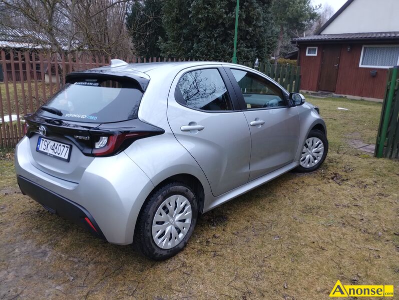 TOYOTA  YARIS, 2022r., 1.500cm<sup>3</sup>, 66.000, srebrny, metalik bezpiecze�stwo: system kontroli trakcji, poduszki powietrzne, ASR, immobiliser, ABS komfort: elektryczne lusterka, regulacja �wiate�, klimatyzacja automatyczna, elektryczne wsp. kierownicy, centralny zamek, komputer pok�adowy, elektryczne szyby, automatyczna skrz. bieg�w wygl�d: halogeny informacje dodatkowe: z salonu, serwisowany, liczba drzwi, ksi��ka serwisowa, karta pojazdu, katalizator, bezwypadkowy, 1.w�a�ciciel 5 drzwi (5D) 5 drzwi (5D) audio samochodowe: radio opis dodatkowy: Hybryda, gara�owany,  stan przedmiotu transakcji: stan bardzo dobry
