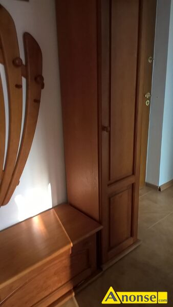 WRZESZCZ  G�RNY , M-3, 46m<sup>2</sup>, p. 2/4 opis dodatkowy: Wynajm� s�oneczne mieszkanie, dwa oddzielne pokoje, jeden z balkonem na ul.Dmowskiego 10C. Super lokalizacja, centrum Wrzeszcza, bardzo blisko do SKM, PKP, do Galerii Metropolia 2 minuty pieszo, do Galerii Ba�tyckiej, Galerii Manhattan 4 minuty. Blisko uczelnie, jeden przystanek do UG, spacerkiem 7 minut do PG, do GUM-du 1 przystanek, blisko na Farmacj�. Bardzo dobre po�o�enie mieszkania, dost�pne po��czenia z wszystkimi dzielnicami Gda�ska. Dwa przystanki SKM do Business Center. Blisko tramwaje, autobusy miejskie. Op�aty za jeden miesi�c wynosz� 2 600,00 z� plus 1 000,00 z� czynsz w tym wszystkie op�aty eksploatacyjne, wyw�z �mieci, op�aty licznikowe typu woda, centralne ogrzewanie, f. remontowy/. Dodatkowe op�aty to tylko energia elektryczna wg. zu�ycia. Wjazd do bloku z szlabanem.
Do SKM 2 minuty, p�tla autobusowa 2 minuty, tramwaj oko�o 3 minuty przystanek Klonowa. Dwie minuty pieszo do Galerii Ba�tyckiej.
Kaucja zwrotna 3 500,00 z�. /Mo�na wp�aci� na dwa razy/.Polecam. Bardzo fajne mieszkanko. Wolne 01.04.26 r .Wynaj�cie na minimum rok z mo�liwo�ci� przed�u�enia na nast�pny okres za zgod� obu stron. - image 1