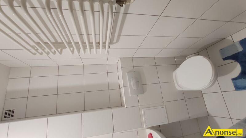 WRZESZCZ  G�RNY , M-3, 46m<sup>2</sup>, p. 2/4 opis dodatkowy: Wynajm� s�oneczne mieszkanie, dwa oddzielne pokoje, jeden z balkonem na ul.Dmowskiego 10C. Super lokalizacja, centrum Wrzeszcza, bardzo blisko do SKM, PKP, do Galerii Metropolia 2 minuty pieszo, do Galerii Ba�tyckiej, Galerii Manhattan 4 minuty. Blisko uczelnie, jeden przystanek do UG, spacerkiem 7 minut do PG, do GUM-du 1 przystanek, blisko na Farmacj�. Bardzo dobre po�o�enie mieszkania, dost�pne po��czenia z wszystkimi dzielnicami Gda�ska. Dwa przystanki SKM do Business Center. Blisko tramwaje, autobusy miejskie. Op�aty za jeden miesi�c wynosz� 2 600,00 z� plus 1 000,00 z� czynsz w tym wszystkie op�aty eksploatacyjne, wyw�z �mieci, op�aty licznikowe typu woda, centralne ogrzewanie, f. remontowy/. Dodatkowe op�aty to tylko energia elektryczna wg. zu�ycia. Wjazd do bloku z szlabanem.
Do SKM 2 minuty, p�tla autobusowa 2 minuty, tramwaj oko�o 3 minuty przystanek Klonowa. Dwie minuty pieszo do Galerii Ba�tyckiej.
Kaucja zwrotna 3 500,00 z�. /Mo�na wp�aci� na dwa razy/.Polecam. Bardzo fajne mieszkanko. Wolne 01.04.26 r .Wynaj�cie na minimum rok z mo�liwo�ci� przed�u�enia na nast�pny okres za zgod� obu stron.