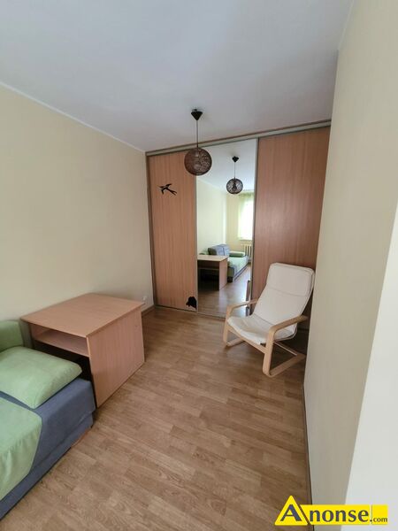 �ABIANKA , M-2, 23m<sup>2</sup>, p. 1/4 informacje dodatkowe: do zamieszkania, szafy wn�kowe, okna PCV, umeblowane, panele pod�ogowe, zadbane, wc i �azienka razem, piwnica, panele, c.o., domofon, czyste, blisko przystanek, blisko sklep, bez po�rednik�w opis dodatkowy: Kawalerka do wynaj�cia 23m<sup>2</sup>,

Czynsz zima oko�o 460z� w lato oko�o 260z� (w tym woda na 1 osob�) + pr�d oko�o 70z�/miesi�c

Cena za wynajm 2000z�

W pokoju jest du�a pojemna szafa, wersalka, stolik i komoda z telewizorem.

W kuchni ma�a zabudowa, lod�wka, pralka, kuchenka elektryczna, mikrofala.

�azienka z prysznicem.

Przedpok�j z ma�� zabudow�. - image 1