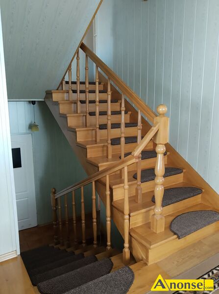 �AKOWICE , dom 200m<sup>2</sup>, 1-pi�trowy, na dzia�ce 502m<sup>2</sup>, do zamieszkania od zaraz, do zamieszkania, pokoje 6, gara� obok domu, dzia�ka zagospodarowana, podpiwniczony, taras, ca�o�� ogrodzona, drzewa owocowe, umeblowany, gara�, ocieplony media: kanalizacja, gaz, woda z wodoci�gu, pr�d, c.o., ogrzewanie gazowe opis dodatkowy: Oferuj� do  sprzeda�y dom przestronny 200 m<sup>2</sup>,, usytuowany  w spokojnej okolicy na dzia�ce 502 m<sup>2</sup>,.
Okna plastikowe trzyszybowe.
Schody wewn�trzne betonowe zabudowane drewnem d�bowym.
Panele pod�ogowe classen klasa �cieralno�ci AC 5.
Dwa piece centralnego ogrzewania.
Piec gazowy na gaz ziemny Vaillant dwu funkcyjny.
Piec w�glowy Krzaczek klasa pi�ta.
�ciany zbudowane od zewn�trz ceg�a czerwona palona, styropian w �rodek, od wewn�trz suporeks ca�y, �ciany otynkowane od zewn�trz i wewn�trz. Dom podpiwniczony kryty blach�, mo�liwo�� prowadzenia dzia�alno�ci  gospodarczej. Ca�a posesja ogrodzona, dojazd do posesji ulic� asfaltow� o�wietlon�. Blisko do przystanku komunikacji miejskiej i supermarketu E.LECLERC Radom. Mo�liwo�� kupna domu z meblami.
W�asno��, ksi�ga wieczysta.
Radom, ul.Go�cinna 3, 26-616 Radom.
Telefon 606214018.



 - image 1