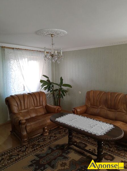 �AKOWICE , dom 200m<sup>2</sup>, 1-pi�trowy, na dzia�ce 502m<sup>2</sup>, do zamieszkania od zaraz, do zamieszkania, pokoje 6, gara� obok domu, dzia�ka zagospodarowana, podpiwniczony, taras, ca�o�� ogrodzona, drzewa owocowe, umeblowany, gara�, ocieplony media: kanalizacja, gaz, woda z wodoci�gu, pr�d, c.o., ogrzewanie gazowe opis dodatkowy: Oferuj� do  sprzeda�y dom przestronny 200 m<sup>2</sup>,, usytuowany  w spokojnej okolicy na dzia�ce 502 m<sup>2</sup>,.
Okna plastikowe trzyszybowe.
Schody wewn�trzne betonowe zabudowane drewnem d�bowym.
Panele pod�ogowe classen klasa �cieralno�ci AC 5.
Dwa piece centralnego ogrzewania.
Piec gazowy na gaz ziemny Vaillant dwu funkcyjny.
Piec w�glowy Krzaczek klasa pi�ta.
�ciany zbudowane od zewn�trz ceg�a czerwona palona, styropian w �rodek, od wewn�trz suporeks ca�y, �ciany otynkowane od zewn�trz i wewn�trz. Dom podpiwniczony kryty blach�, mo�liwo�� prowadzenia dzia�alno�ci  gospodarczej. Ca�a posesja ogrodzona, dojazd do posesji ulic� asfaltow� o�wietlon�. Blisko do przystanku komunikacji miejskiej i supermarketu E.LECLERC Radom. Mo�liwo�� kupna domu z meblami.
W�asno��, ksi�ga wieczysta.
Radom, ul.Go�cinna 3, 26-616 Radom.
Telefon 606214018.



