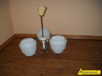 Anonse �YRANDOL, 3-ramienny z bia�ymi kloszami 45z�, 5-ramienny z aba�urami 60z�, 2 klosze po 6z�. lampk� nocn� - 20z�, stan bardzo dobry, c.45z� d