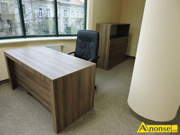 Anonse BIURKO, kolor br�z, u�ywane, Dwa biurka plus jeden kontenerek na k�kach z trzema szufladkami. Wymiary 150x70 cm i wysoko�� 75 cm., stan bar