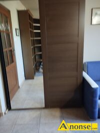 Anonse SZAFA, kolor ciemny br�z, u�ywana, z p�yty, Drzwi przesuwne z jednym lustrem. Wn�trze 2 x dr�ki, p�ki i metalowe kosze wysuwne., stan bard