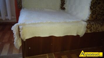 Anonse NARO�NIK, kolor be�, u�ywany, z pojemnikiem na po�ciel, Mini naro�nik - tapczan wym. 70x100 cm, po roz�o�eniu 200x70cm. Elementy drewniane k