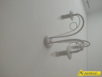 Anonse LAMPA, Lampa wisz�ca stylowa bia�a, �yrandol trzyramienny U�ywana w stanie praktycznie idealnym Odgrywa w pe�ni kluczow� rol� w aran�acji wn